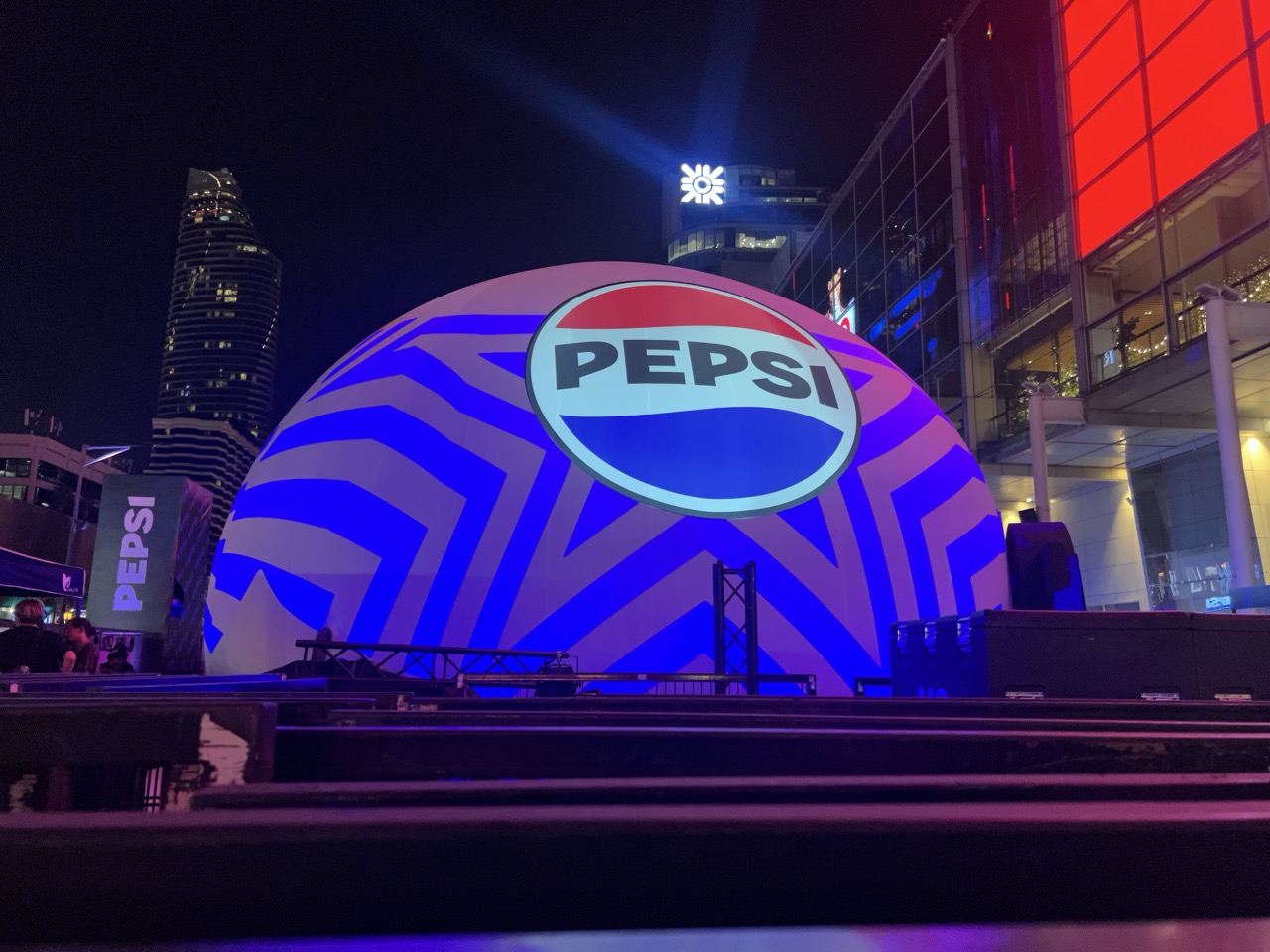 ปลุกพลังโลโก้ใหม่ของ PEPSI ผ่าน Projection Mapping บนโดมกลางแจ้งใจกลางเมือง